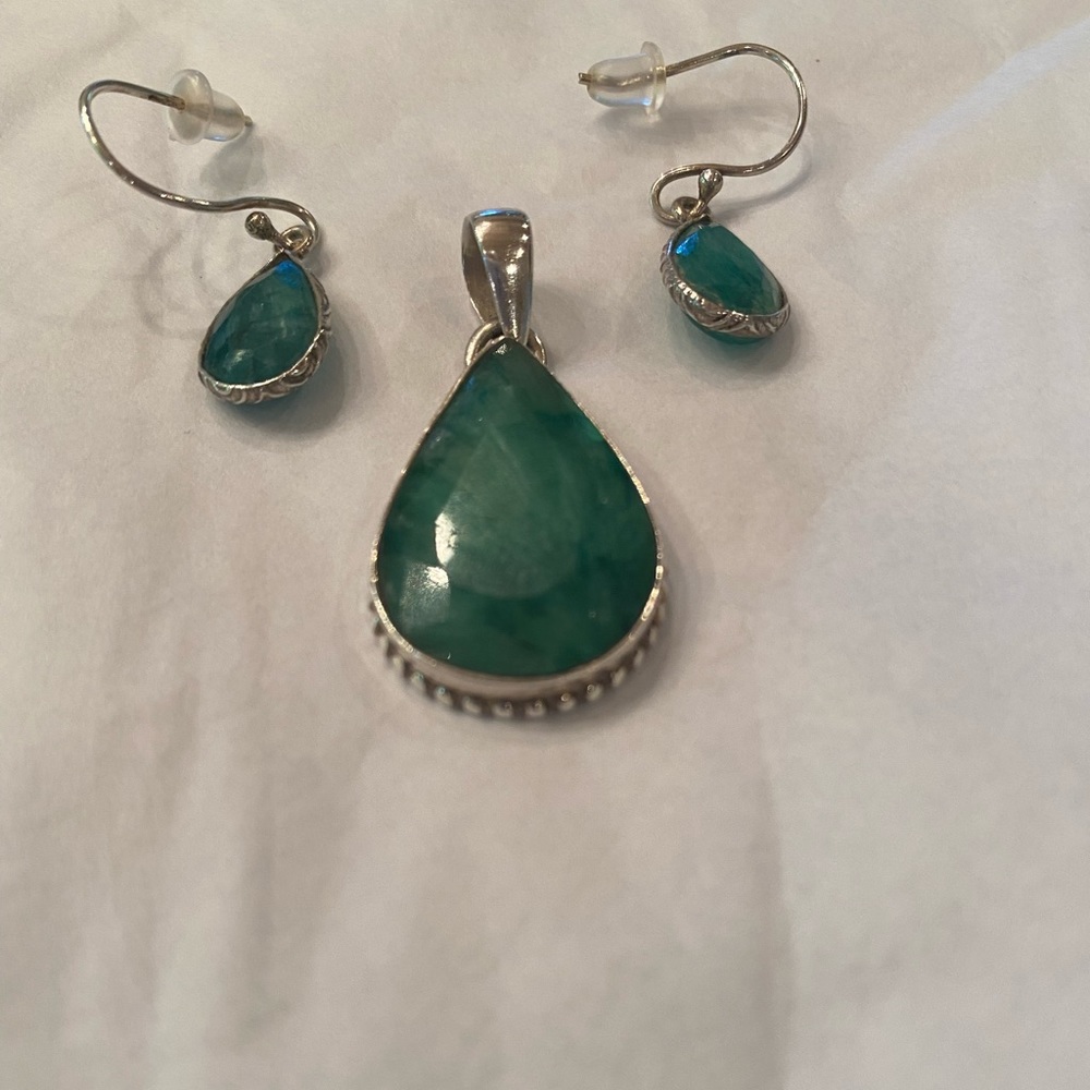 Faceted Emeralds, Solid Sterling Silver Pendant & earrings, Excellent Condition